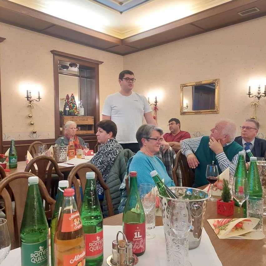 Bild enthält, Dining Room, Dining Table, Indoors, Table, People, Person, Restaurant, Adult, Male, Man