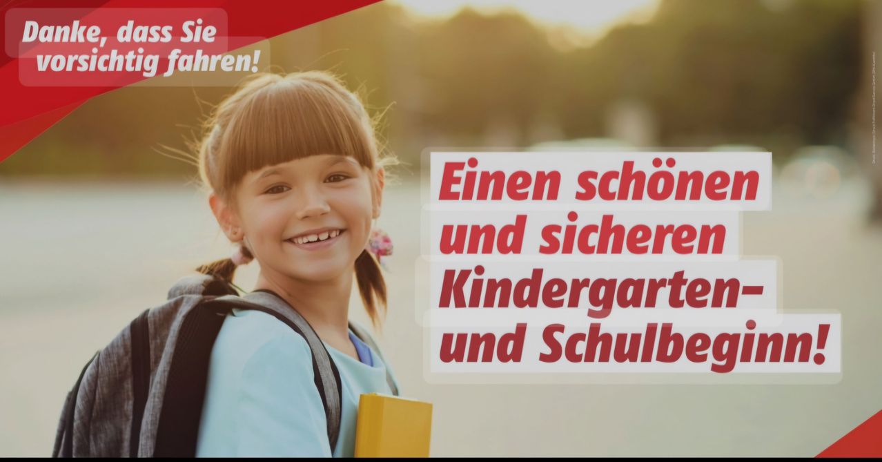 Ein fröhliches Mädchen mit Zöpfen und einem Rucksack, das ein Buch vor einer roten Textüberlagerung mit der Aufschrift 'Einen schönen und sicheren Kindergarten und Schule' hält.