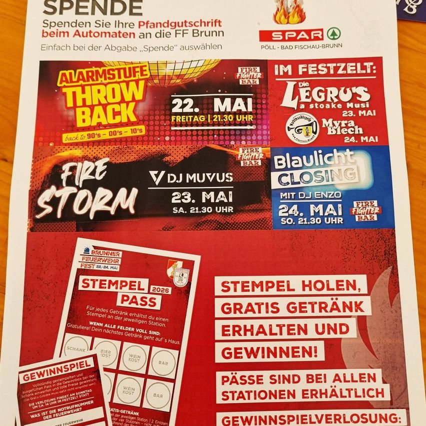 Das Bild zeigt einen Flyer für ein Feuerwehrfest mit Daten, Zeiten und Veranstaltungsdetails auf Deutsch. Die Veranstaltungen umfassen DJ-Sets, Blaulicht Closing und eine Verlosung mit einem Stempelpass für kostenlose Getränke.