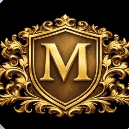 Ein goldenes Schildemblem mit verzierten Details und dem Buchstaben M in der Mitte, vor einem schwarzen Hintergrund.