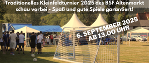 Plakat für ein Fußballturnier. Es zeigt einen Fußball in einem Netz mit Text auf dem Plakat über das Turnier und das Datum.