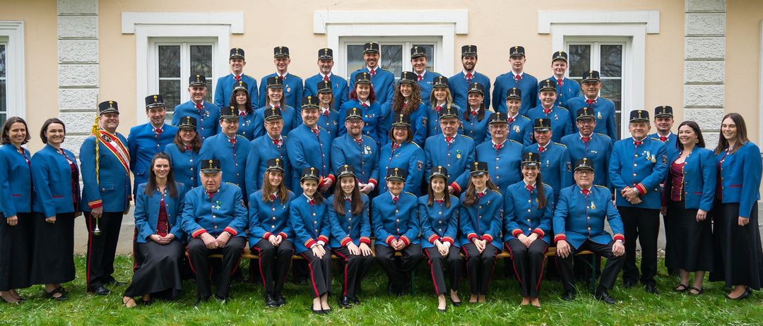 Bild enthält, People, Person, Groupshot, Clothing, Coat, Team