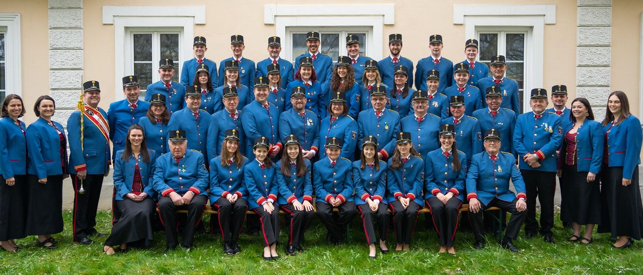 Bild enthält, People, Person, Groupshot, Clothing, Coat, Team