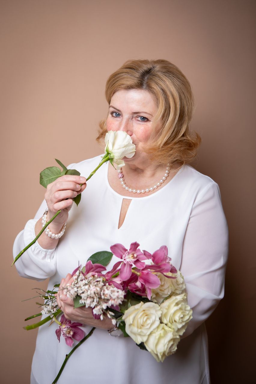 Bild enthält, Flower, Flower Arrangement, Flower Bouquet, Adult, Bride, Female, Person, Woman, Head, Face