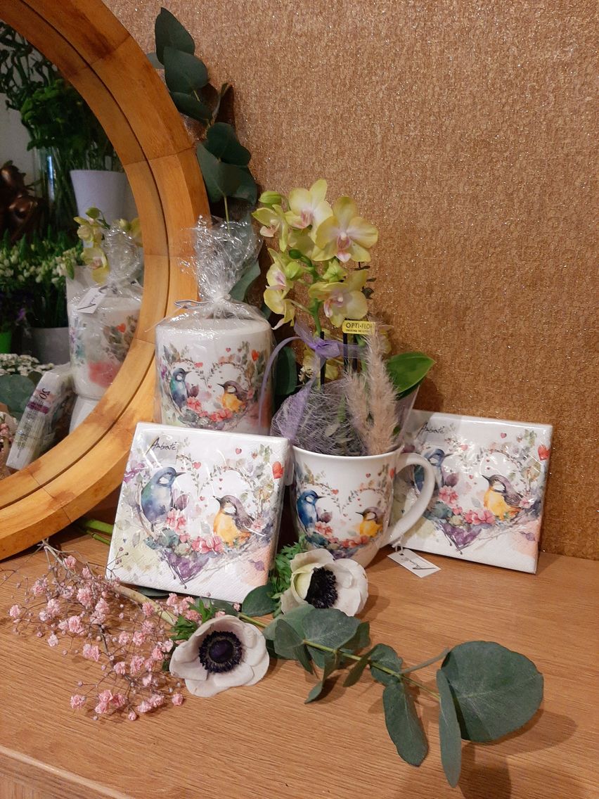 Bild enthält, Flower, Flower Arrangement, Flower Bouquet, Wood, Pottery, Cup, Hardwood, Porcelain, Potted Plant, Jar