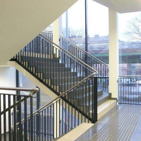 Bild enthält, Architecture, Building, House, Housing, Staircase, Railing, Handrail, Indoors