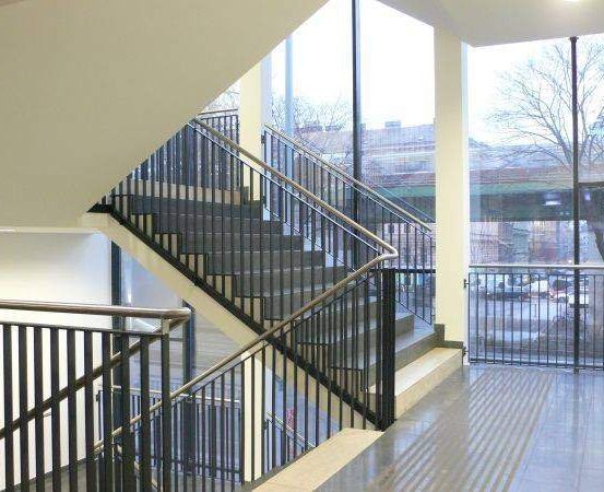 Bild enthält, Architecture, Building, House, Housing, Staircase, Railing, Handrail, Indoors
