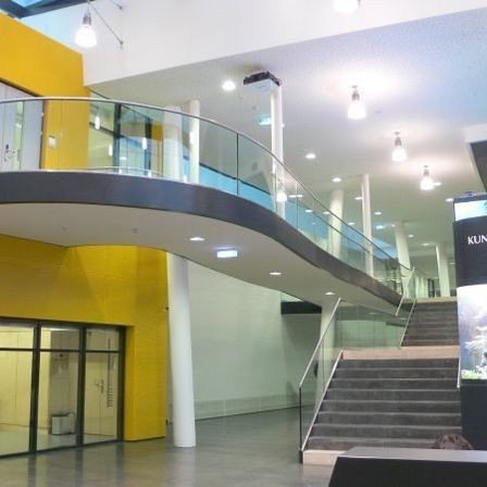 Bild enthält, Architecture, Building, House, Housing, Staircase, Person, Indoors, Handrail, Foyer, Airport