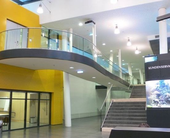 Bild enthält, Architecture, Building, House, Housing, Staircase, Person, Indoors, Handrail, Foyer, Airport