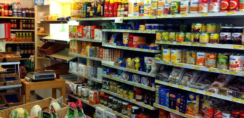 Bild enthält, Shop, Shelf, Indoors, Grocery Store, Market, Supermarket, Architecture, Building