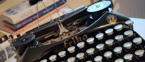 Bild enthält, Cup, Beverage, Coffee, Coffee Cup, Computer Hardware, Computer Keyboard, Electronics, Hardware, Furniture, Table