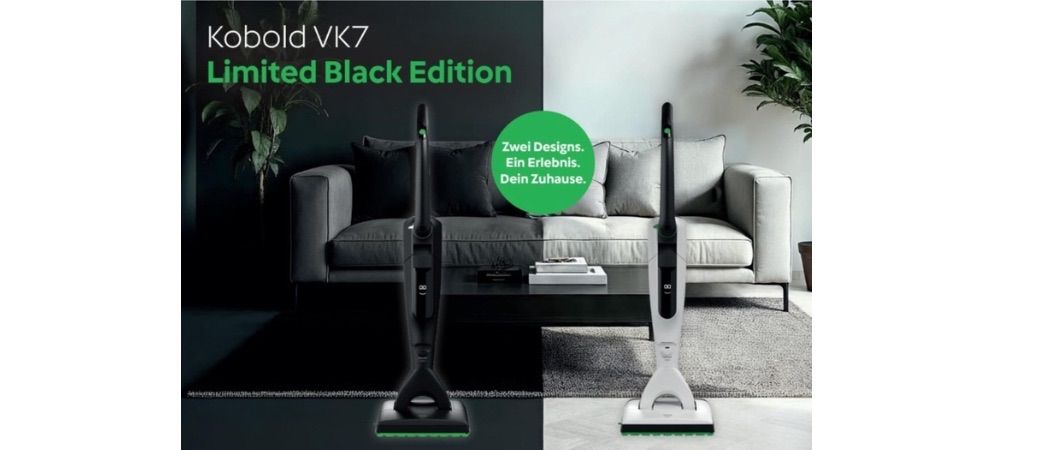 Ein schwarzer und weißer Kobold VK7 Limited Black Edition Staubsauger wird vor einem Wohnzimmerhintergrund gezeigt. Der Staubsauger hat zwei Designs.