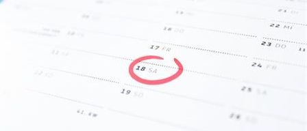 Eine Kalenderseite mit nummerierten Tagen, 18 in Rot eingekreist. Sie befindet sich auf einem weißen Hintergrund.
