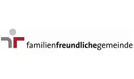 Das Bild zeigt ein Logo mit dem Text 'familienfreundlichegemeinde' in einem stilisierten roten Buchstaben 'T' und einer Silhouette einer Person.