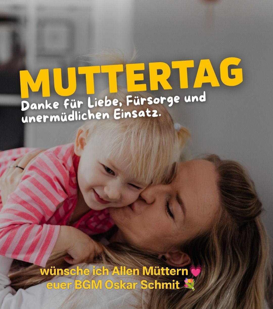 Ein Poster zeigt ein lächelndes Mädchen, das seine Mutter umarmt, mit einer Dankesbotschaft für Mütter. Der Text lautet: 'Muttertag. Danke für Liebe, Fürsorge und unermüdlichen Einsatz.' Ein Herzsymbol ist ebenfalls vorhanden.