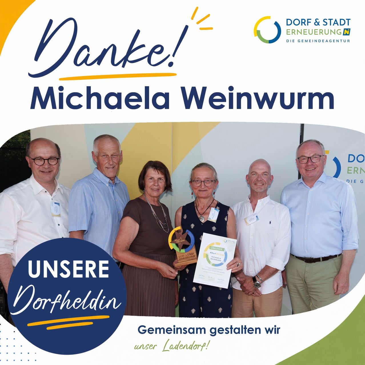 Eine Gruppe von fünf Personen steht zusammen, eine hält einen Preis. Die Frau in der Mitte hält ein Zertifikat und eine Trophäe. Der Text 'Danke! Michaela Weinwurm' steht über ihnen. Das Bild hat einen gelben und grünen Hintergrund.