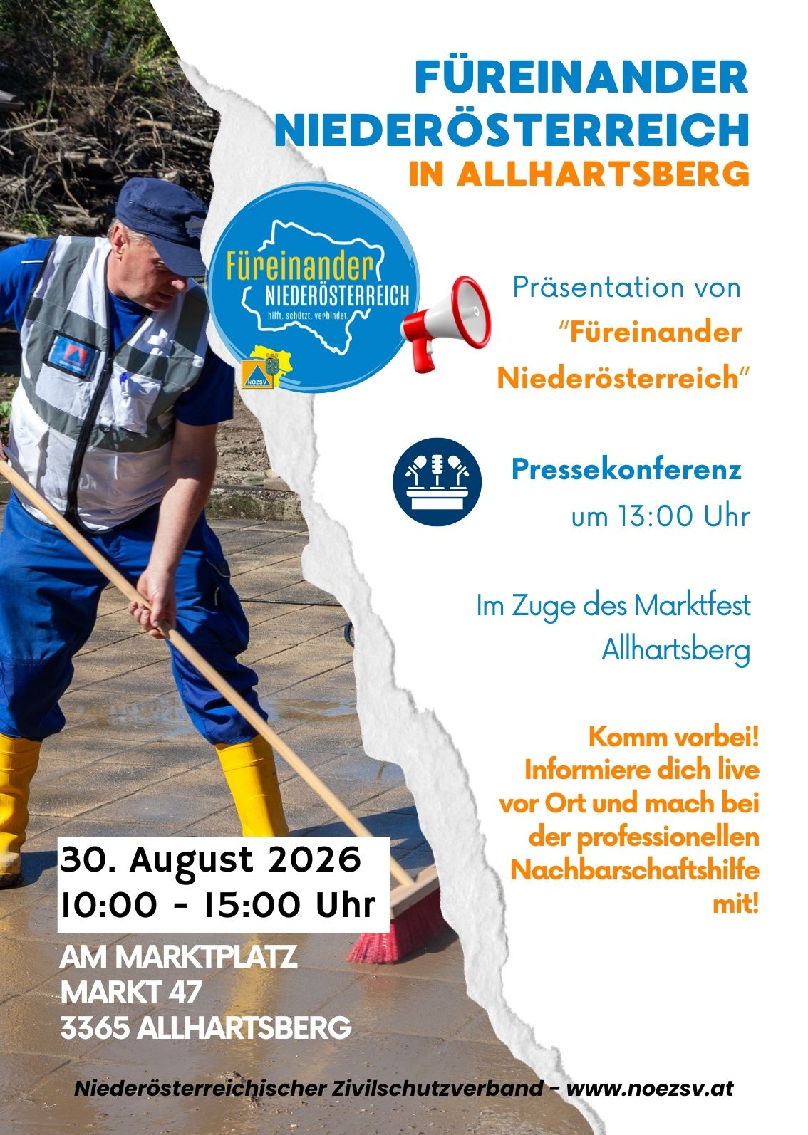 Ein Mann in Uniform und gelben Stiefeln fegt den Boden. Ein Schild zeigt 'In Allhartsberg' und 'Präsentation von Fureinander Niederosterreich'. Ein Megaphon und die Zeit für eine Pressekonferenz sind ebenfalls zu sehen.