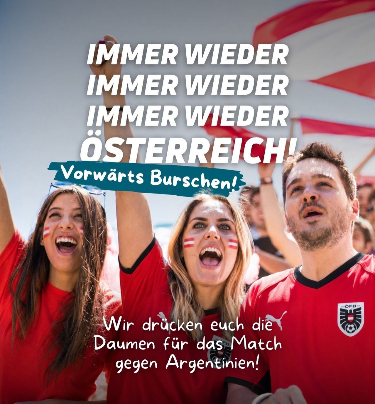 Fans mit roten Trikots jubeln mit auf Gesichtern gemalten Flaggen. Der Text lautet 'Vorwärts Österreich!' und 'Wir wünschen euch viel Glück für das Match gegen Argentinien!'.