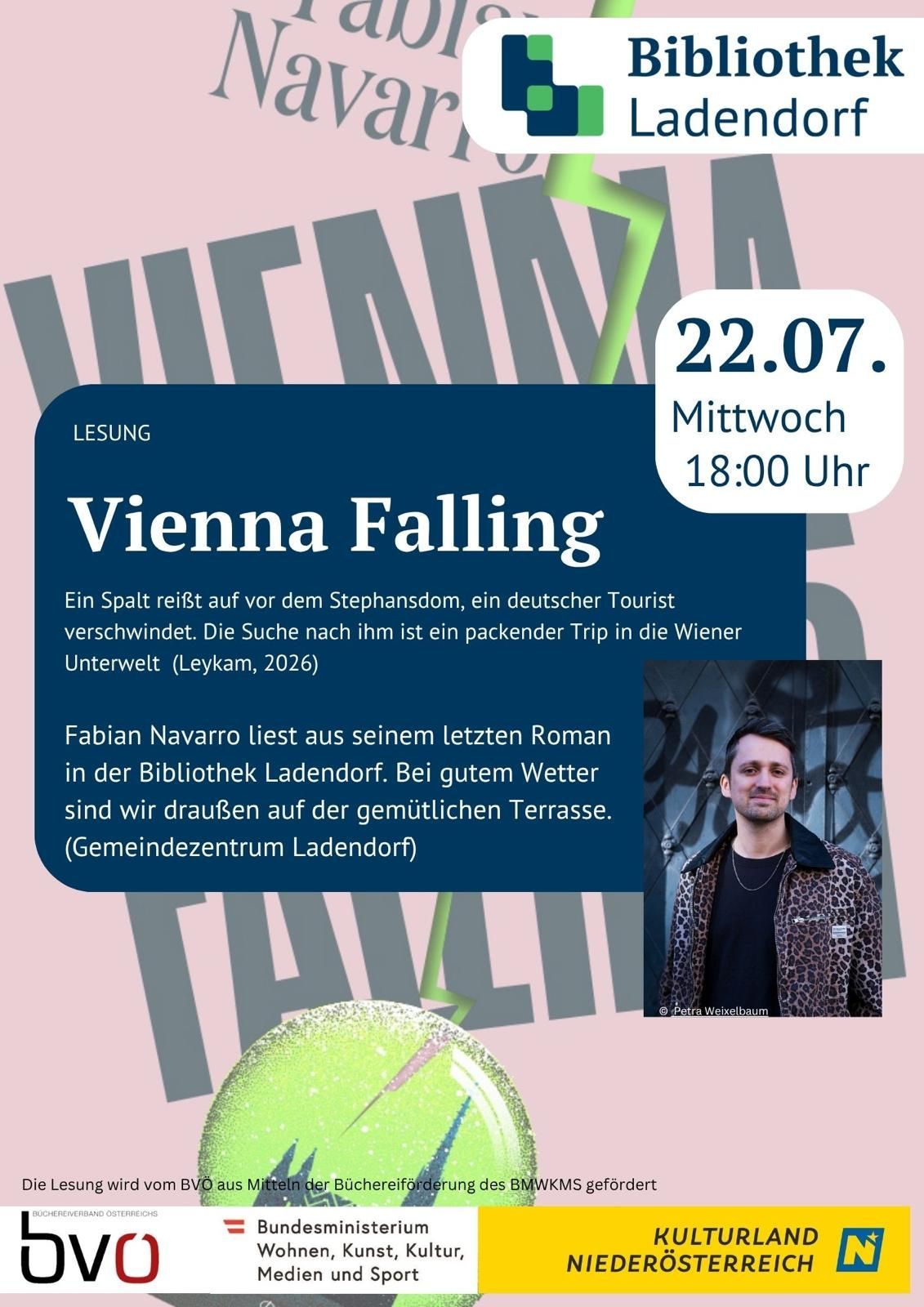 Ein Bild zeigt ein Plakat für Vienna Falling. Das Buch handelt von einem deutschen Touristen, der in Wien verschwindet. Fabian Navarro liest aus seinem Buch in der Ladendorfer Bibliothek. Die Veranstaltung ist am 22.07. um 18:00 Uhr.