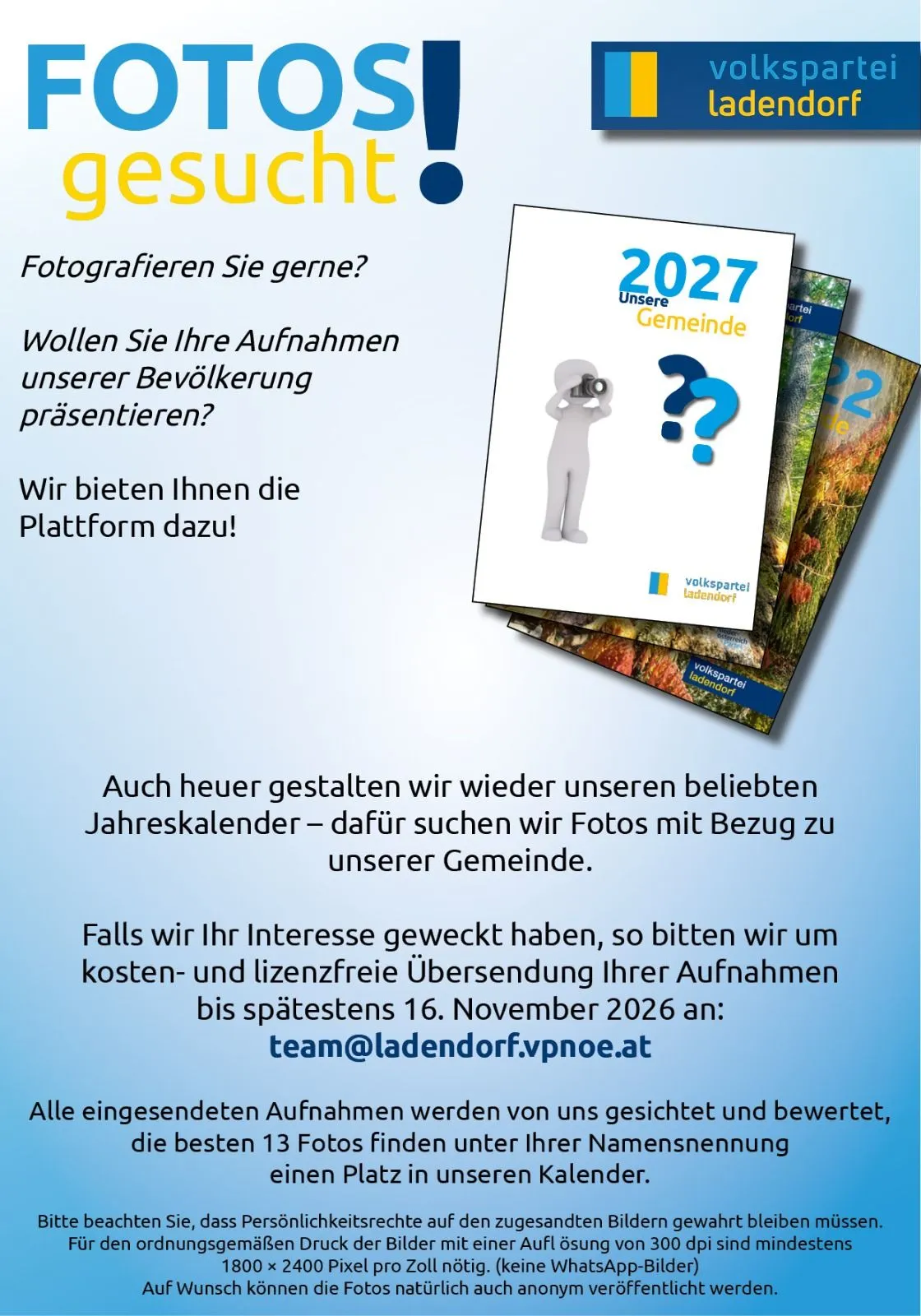 Ein Werbeplakat für einen Fotowettbewerb. Es hat einen blauen Hintergrund mit weißem Text und einem Bild einer Person, die eine Kamera hält. Das Plakat lädt dazu ein, Fotos für einen Gemeindekalender einzureichen.