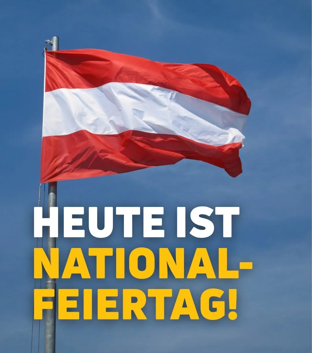 Eine rot-weiße Flagge mit einem weißen Streifen in der Mitte weht im Wind. Die Flagge ist an einem Mast befestigt, auf dem in gelben Buchstaben 'Heute ist Nationalfeiertag!' auf einem blauen Himmelshintergrund steht.