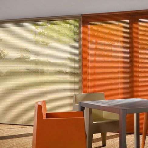 Bild enthält, Home Decor, Furniture, Desk, Table, Chair, Curtain, Window Shade, Interior Design, Wood