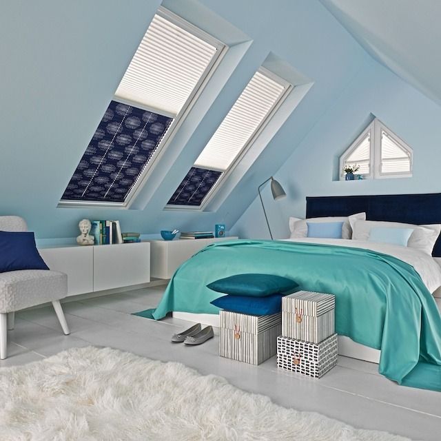 Bild enthält, Housing, Indoors, Loft, Lamp, Rug, Bed, Plant, Chair, Shoe, Person