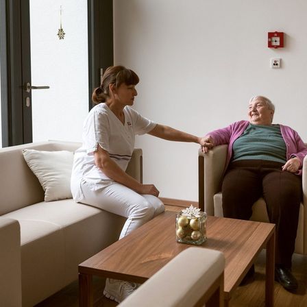 Bild enthält, Person, Adult, Male, Man, Furniture, Living Room, Hand, Holding Hands, Conversation, Face