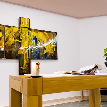 Bild enthält, Indoors, Interior Design, Furniture, Table, Plant, Wood, Desk, Art, Painting