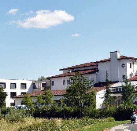 Bild enthält, Architecture, Building, Hotel, Resort, Neighborhood, City, Housing, House, Villa, Person