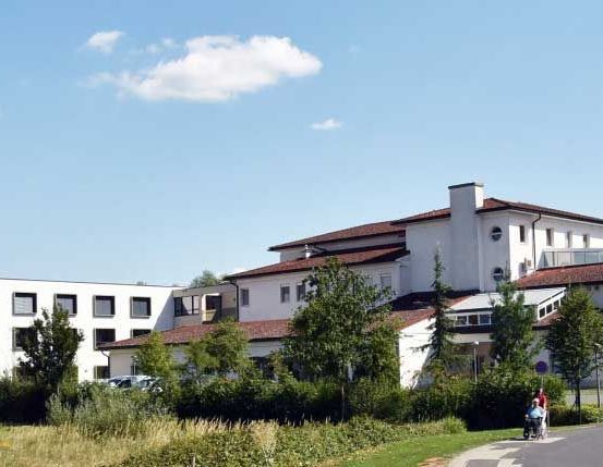 Bild enthält, Architecture, Building, Hotel, Resort, Neighborhood, City, Housing, House, Villa, Person