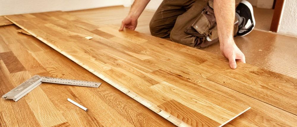 Bild enthält, Hardwood, Wood, Interior Design, Stained Wood, Floor, Flooring, Adult, Male, Man, Person