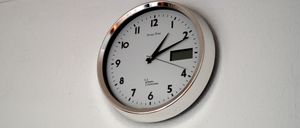 Bild enthält, Clock, Analog Clock, Wall Clock, Wristwatch