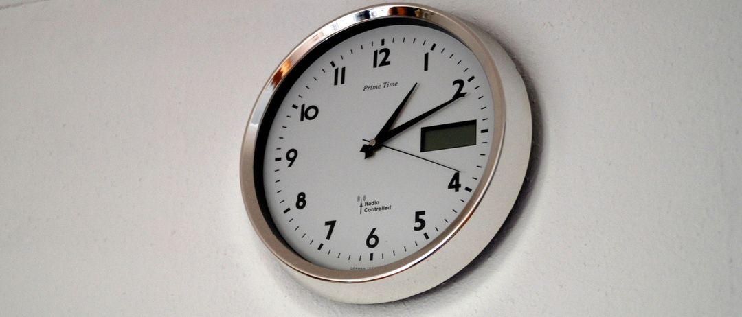 Bild enthält, Clock, Analog Clock, Wall Clock, Wristwatch