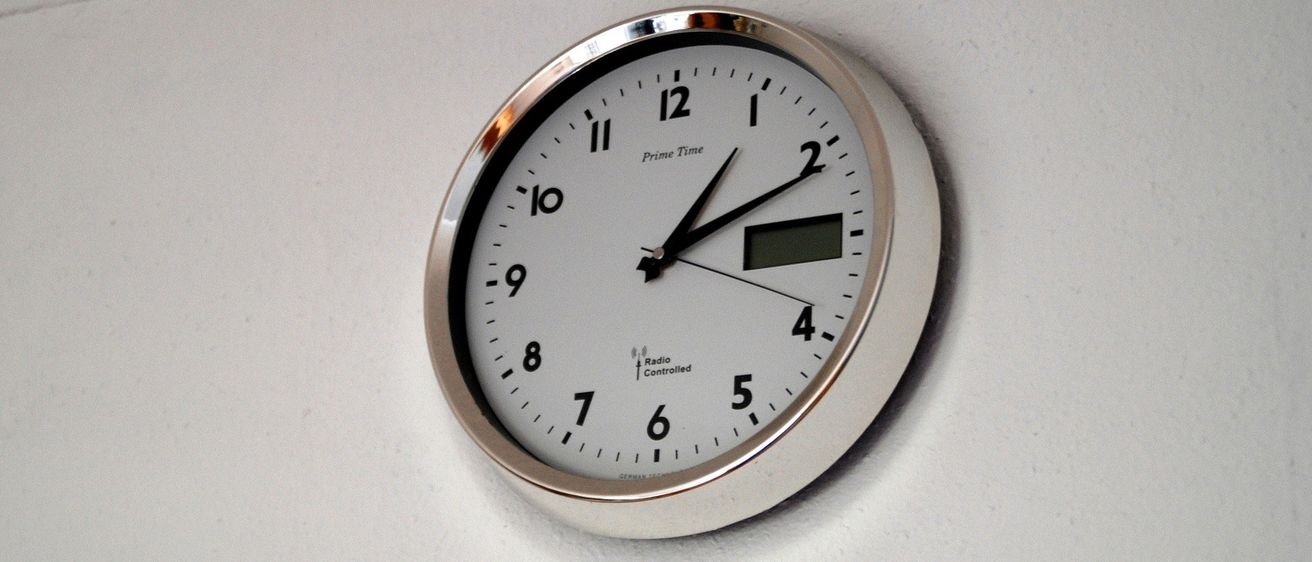 Bild enthält, Clock, Analog Clock, Wall Clock, Wristwatch