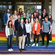 Bild enthält, Pants, People, Person, Groupshot, Female, Girl, Teen, Blazer, Jacket, Man