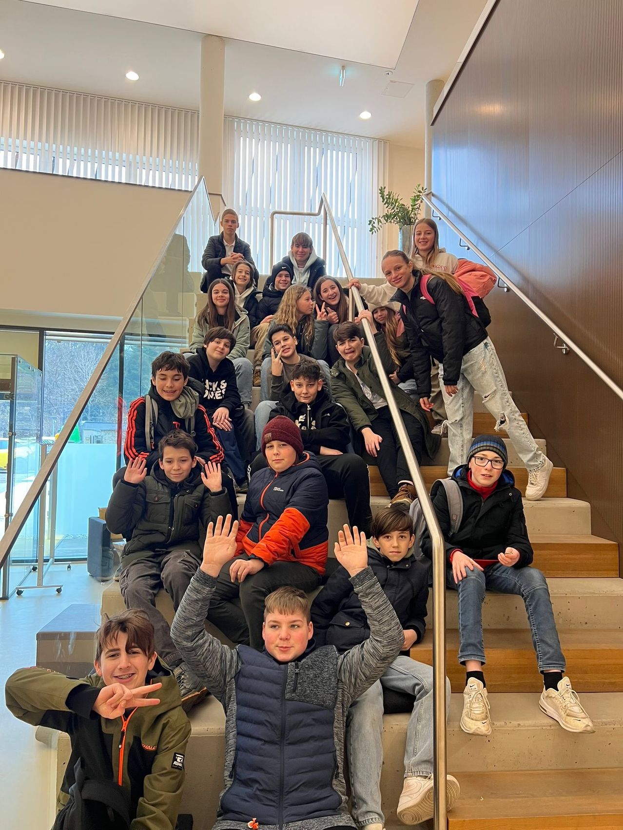 Bild enthält, People, Person, Groupshot, College, Boy, Child, Male, Indoors, Face, Teen