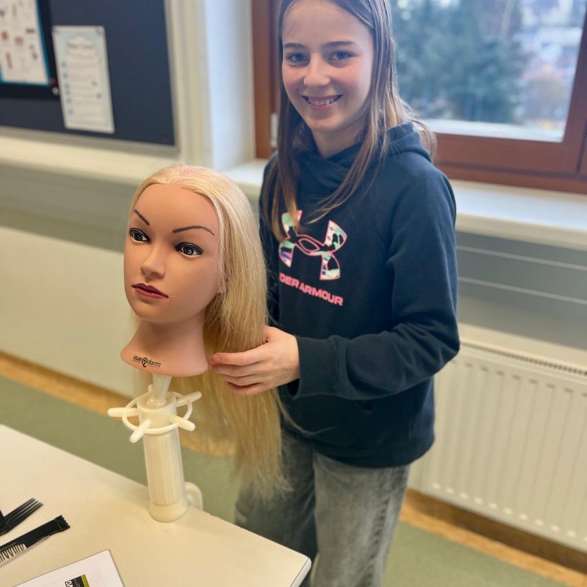 Bild enthält, Hair, Person, Female, Girl, Teen, Hoodie, Wig, Adult, Woman, Face