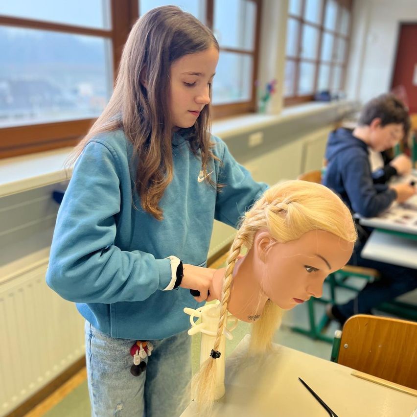 Bild enthält, Person, Hair, Face, Head, Braid