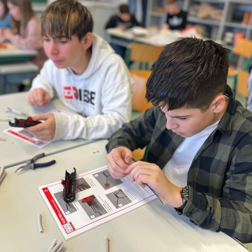 Bild enthält, Person, Student, Boy, Male, Teen, Child, Female, Girl, Face, Head