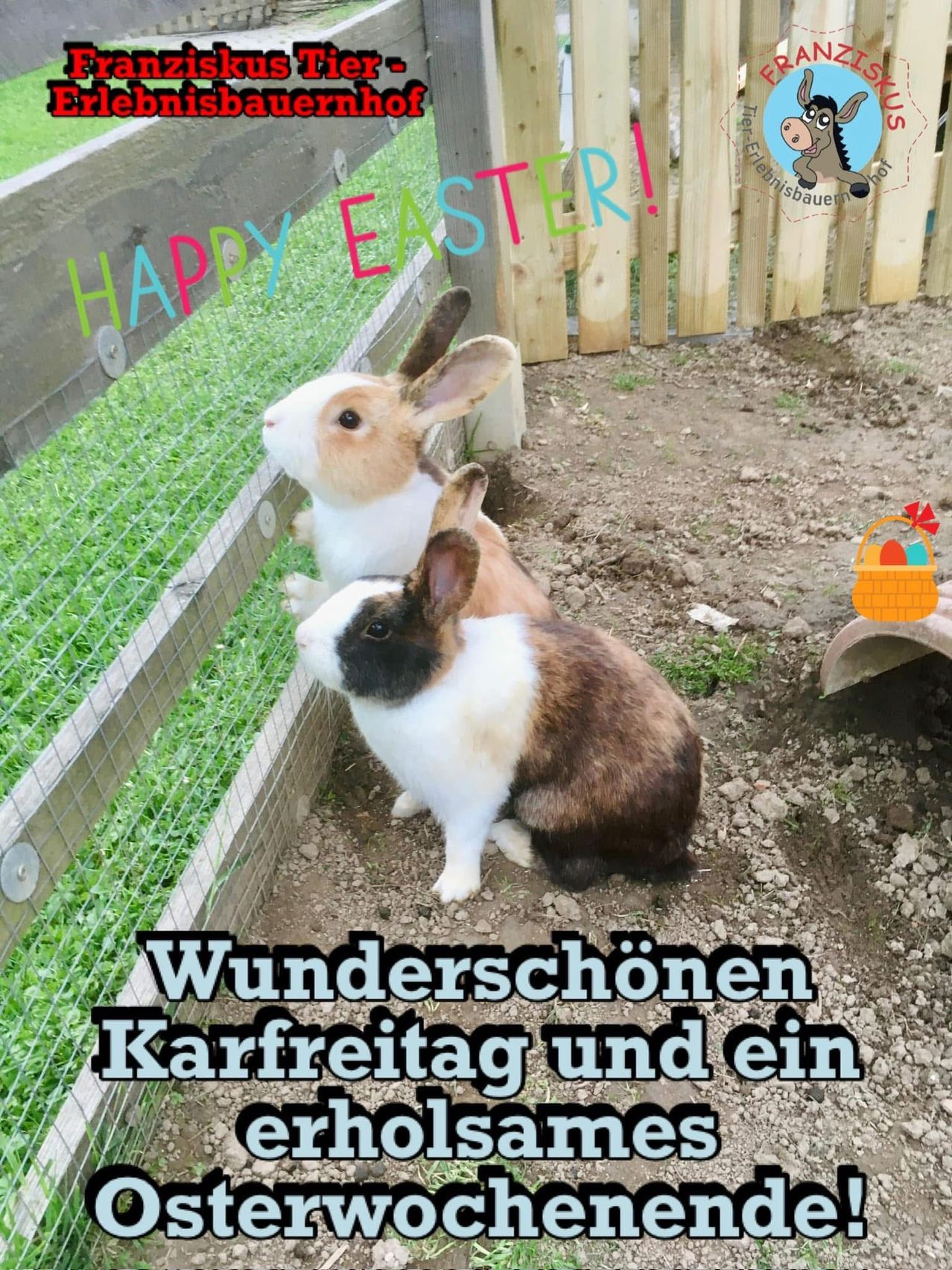 Zwei braune und weiße Kaninchen in einem eingezäunten Bereich. Ein Korb mit Ostereiern ist in der Nähe. Der Text lautet 'Happy Easter!' und 'Wunderschönen Karfreitag und ein'.
