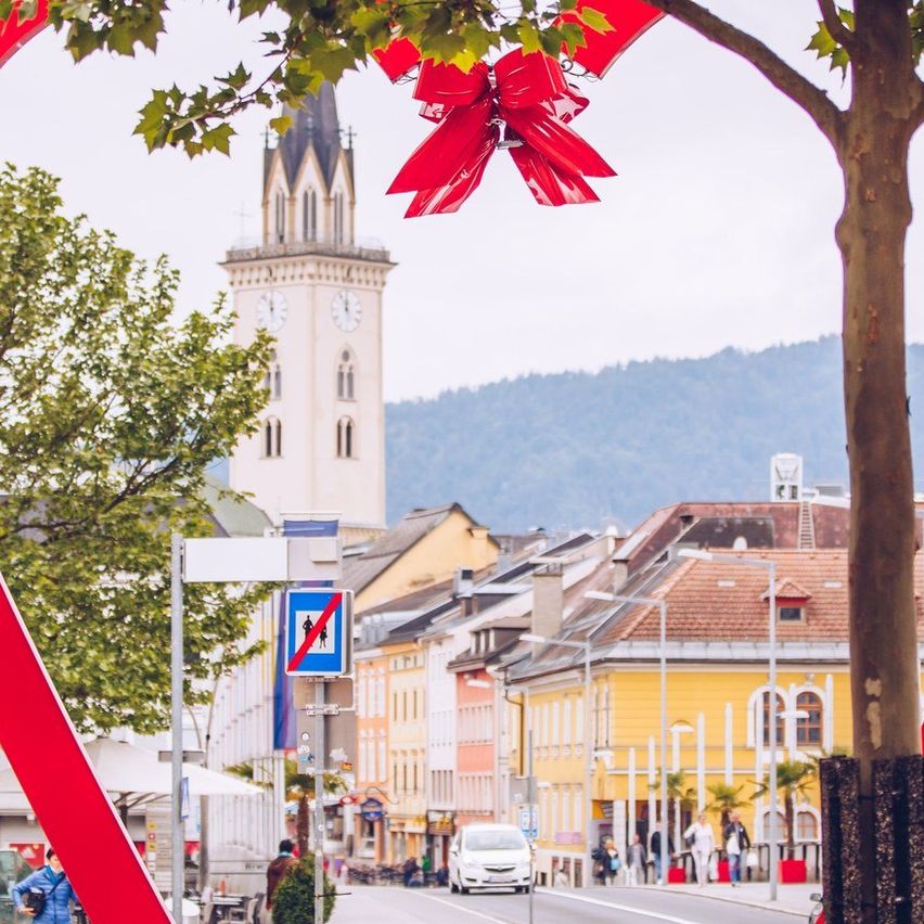 Bild enthält, Neighborhood, City, Road, Street, Urban, Downtown, Metropolis, Tree, Building, Person