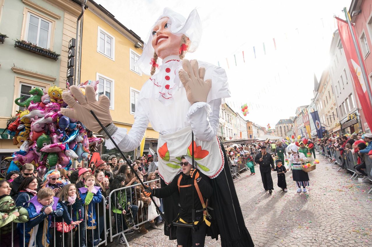Bild enthält, People, Person, Glove, Adult, Female, Woman, Sword, Baby, Face