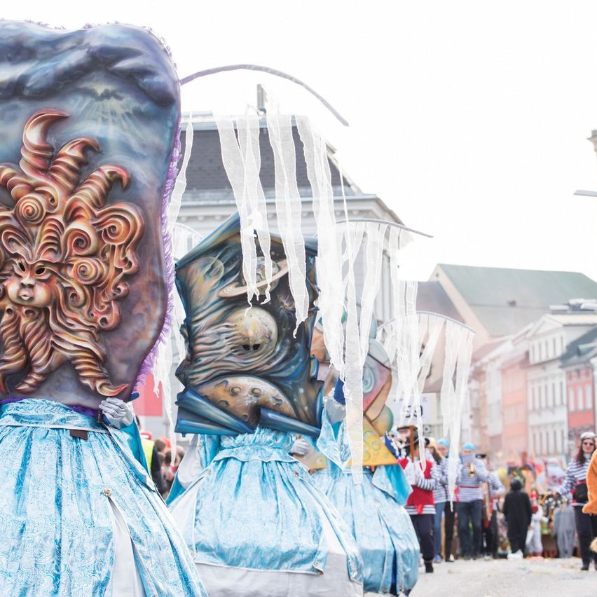 Bild enthält, Carnival, Adult, Female, Person, Woman, People, Parade, Glove, Crowd, Face