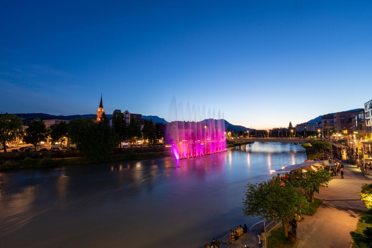 Bild enthält, Fountain, Water, Nature, Outdoors, Scenery, City, Cityscape, Person, Waterfront, Lake