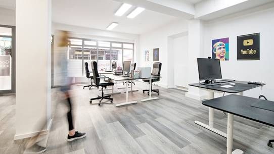 Bild enthält, Furniture, Table, Desk, Indoors, Hardware, Monitor, Screen, Office, Chair, Person