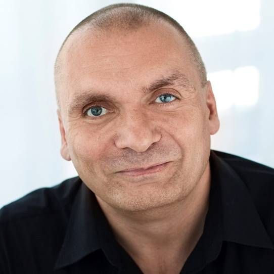 Bild enthält, Face, Head, Person, Photography, Portrait, Smile, Adult, Male, Man, Neck