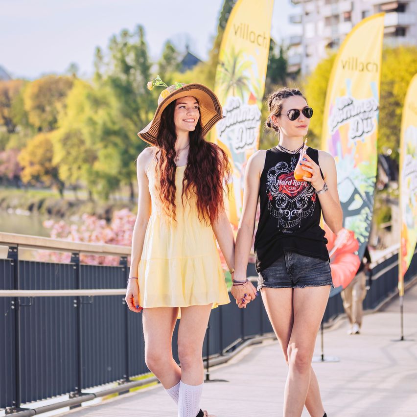 Bild enthält, Female, Girl, Person, Teen, Shoe, Shorts, Handbag, Bracelet, Roller Skating, Wristwatch