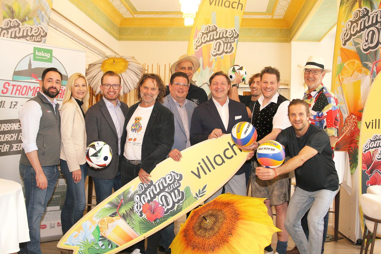 Bild enthält, People, Person, Volleyball (Ball), Sea, Sea Waves, Soccer Ball, Adult, Male, Man, Glasses