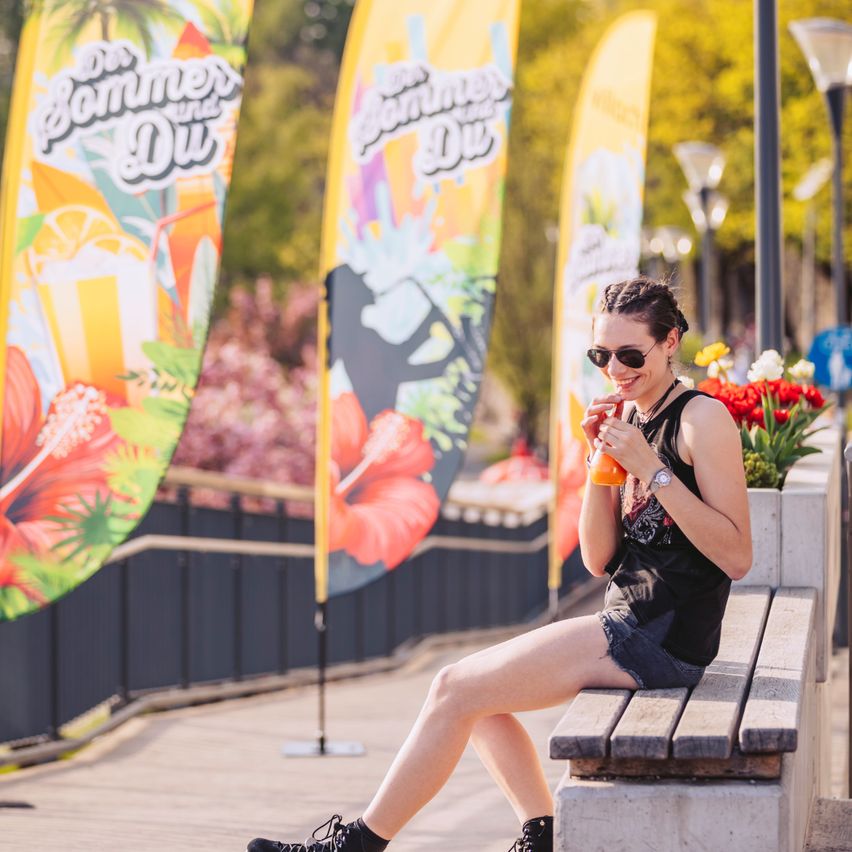 Bild enthält, Wristwatch, Boy, Male, Person, Teen, Glasses, Necklace, Shoe, Bench, Shorts